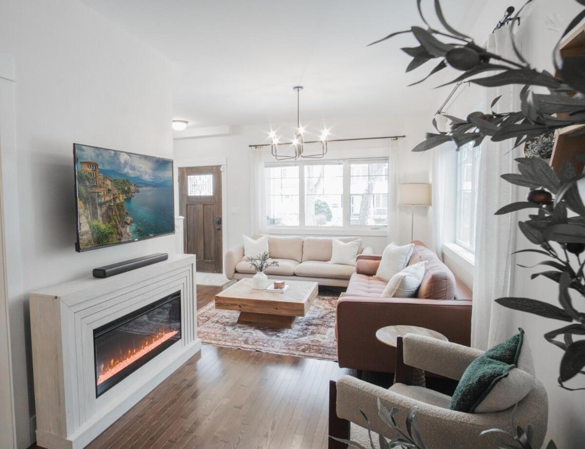 Downtown Kingbed 4br Fireplace Bikelane Holiday home Edmonton